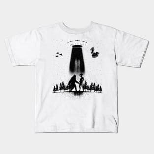 Alien And Bigfoot Ufo Kids T-Shirt